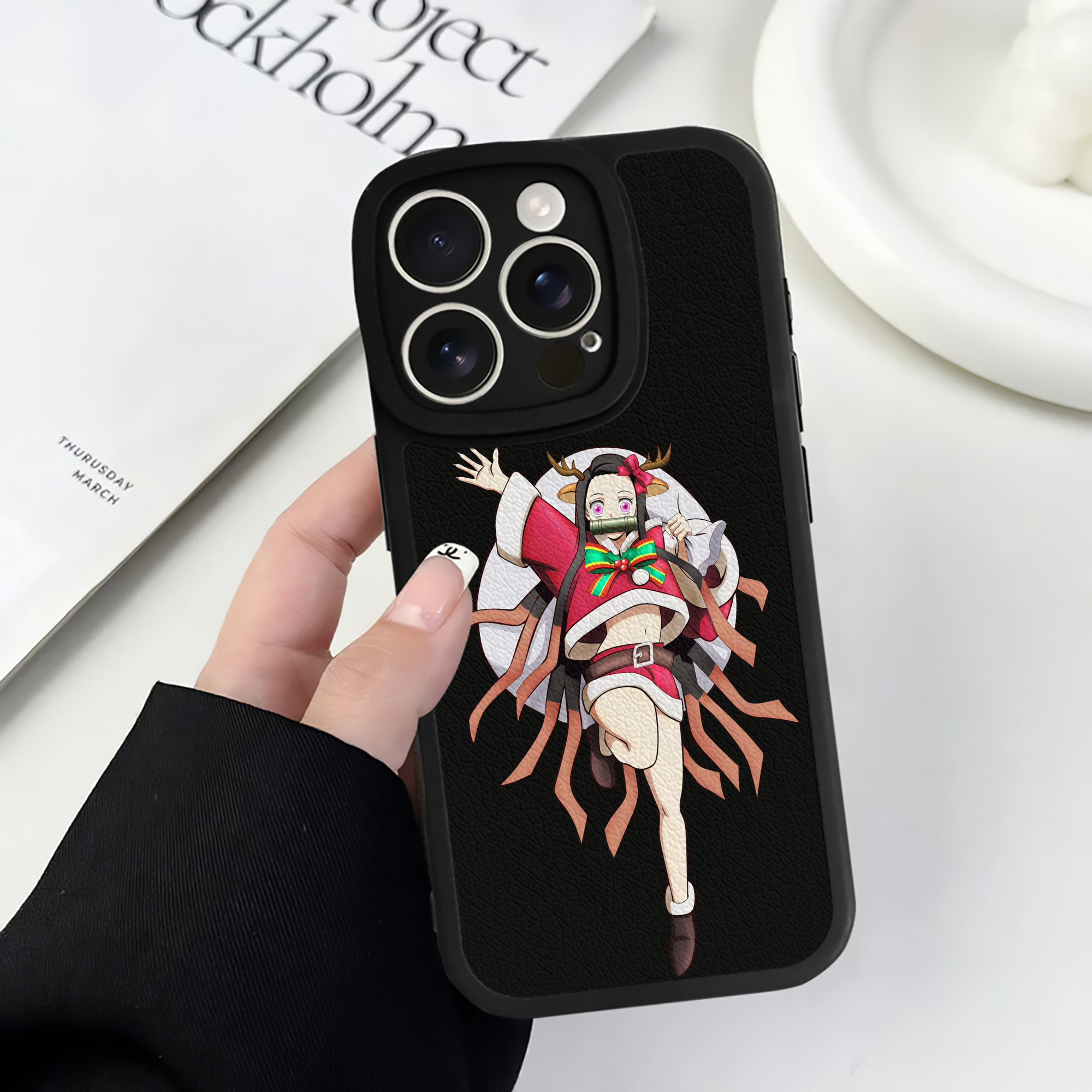 （画像用） 鬼滅の刃（きめつのやいば）竈門 禰󠄀豆子／かまど ねずこ Kamado Nezuko 【iPhone 16シリーズ対応】シリコンスマホケース（レザー調） 材質：シリコン